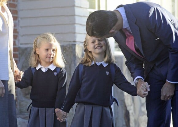 Felipe d'Espagne accompagne ses fillettes Leonor et Sofía pour leur premier jour d'école, à Madrid, le 14 septembre 2012.