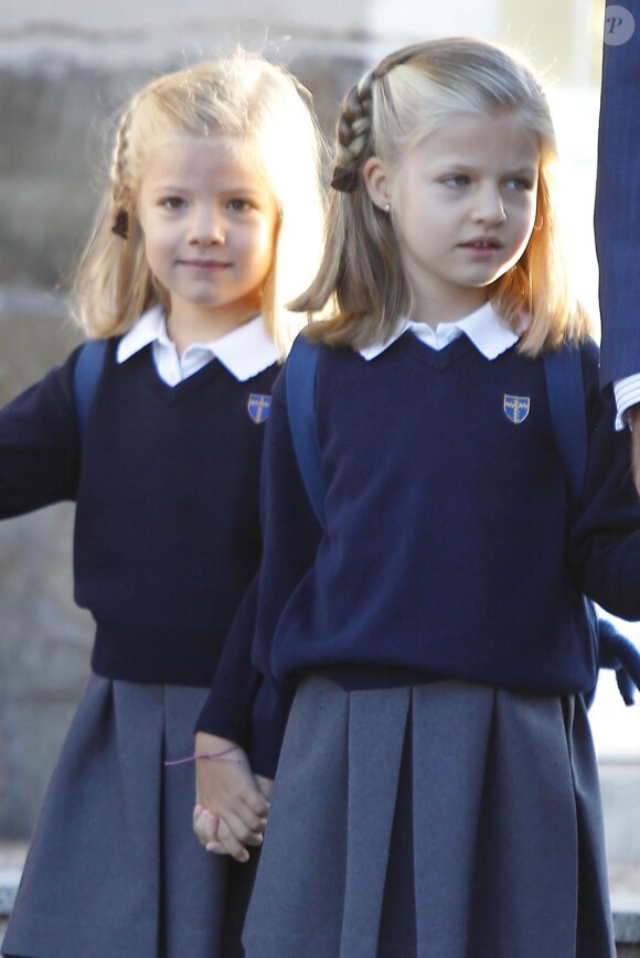 Les infantes Leonor et Sofía pour leur premier jour d'école, à Madrid, le 14 septembre 2012.