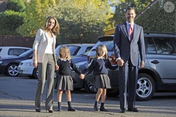 Le prince et la princesse des Asturies accompagnent leurs fillettes Leonor et Sofía pour leur premier jour d'école, à Madrid, le 14 septembre 2012.