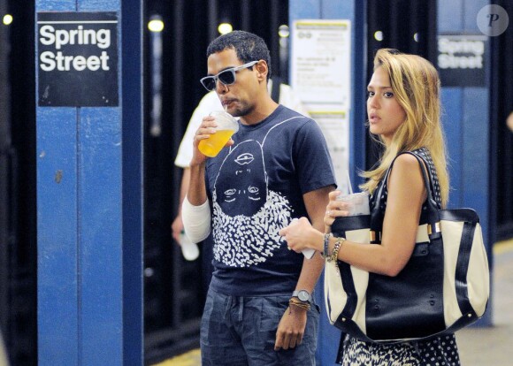 Jessica Alba se promène et prend le métro à Soho. New York, le 14 septembre 2012.