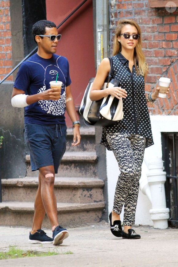 Après la Fashion Week, Jessica Alba fait une pause et se balade avec un ami à Soho. New York, le 14 septembre 2012.