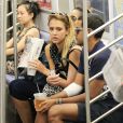 Jessica Alba prend le métro ! New York, le 14 septembre 2012.