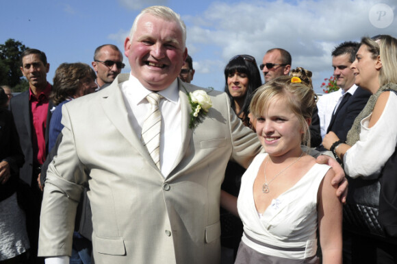 Thierry, accompagné de sa fille Charlène, pose le jour de son mariage, à Gavray, le samedi 15 septembre 2012.