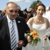 Annie et son papa posent le jour de son mariage, à Gavray, le samedi 15 septembre 2012.