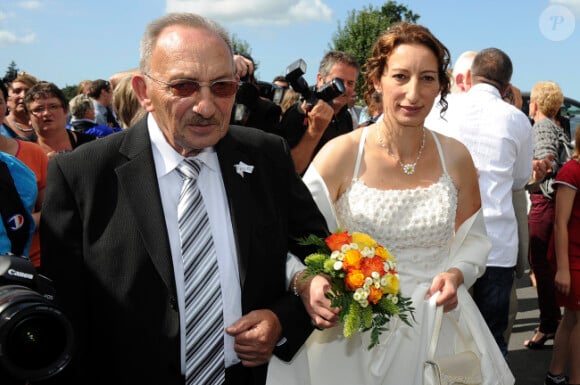 Annie et son papa posent le jour de son mariage, à Gavray, le samedi 15 septembre 2012.