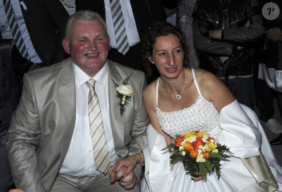 Thierry et Annie posent le jour de leur mariage, à Gavray, le samedi 15 septembre 2012. 