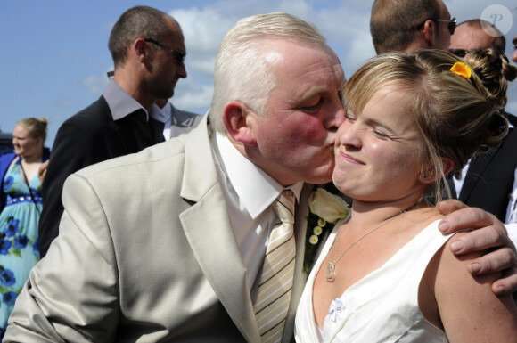 Thierry, accompagné de sa fille Charlène, pose le jour de son mariage, à Gavray, le samedi 15 septembre 2012.