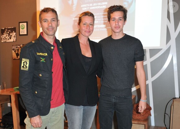 Paul Belmondo sa femme Luana et leur fils lors de la soirée anniversaire du restaurant Arrêts de Jeu à Aubervilliers le 15 septembre 2012