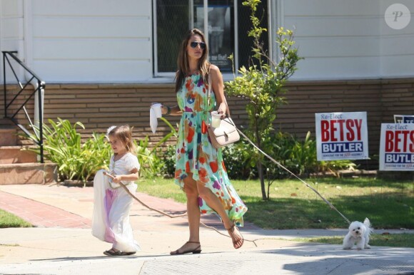 Alessandra Ambrosio dans les rues de Brentwood avec sa fille Anja le 16 septembre 2012