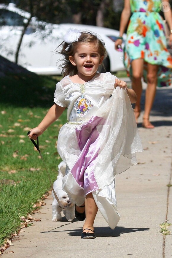Anja déguisée en princesse le 16 septembre 2012 dans les rues de Brentwood