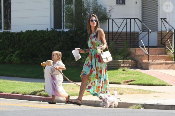 Alessandra Ambrosio dans les rues de Brentwood avec sa fille Anja le 16 septembre 2012