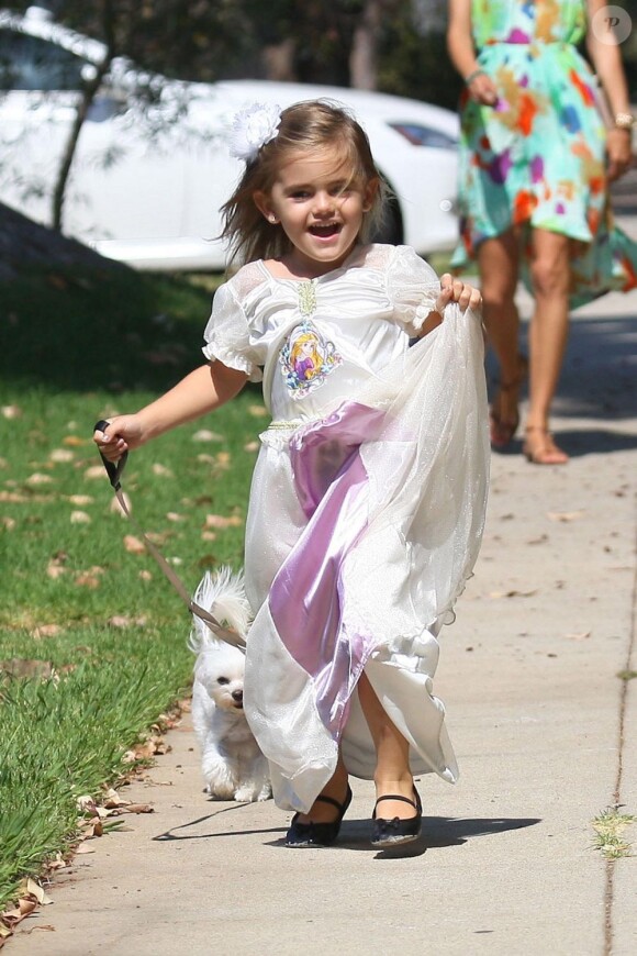 Anja déguisée en princesse le 16 septembre 2012 dans les rues de Brentwood