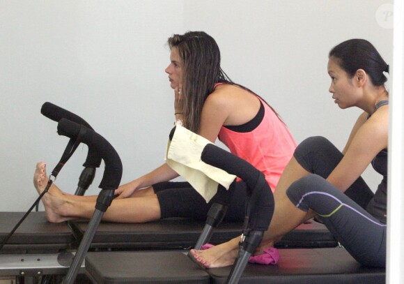 Alessandra Ambrosio entretient son corps et travaille dur à la salle de yoga à Santa Monica le 15 septembre 2012