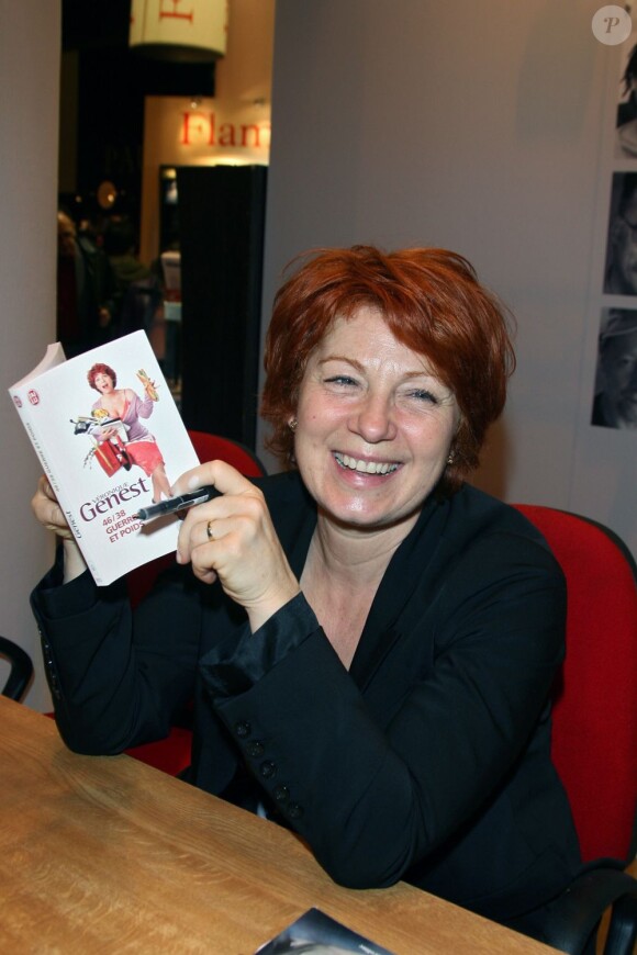 Véronique Genest durant le Salon du livre à Paris le 14 mars 2009.