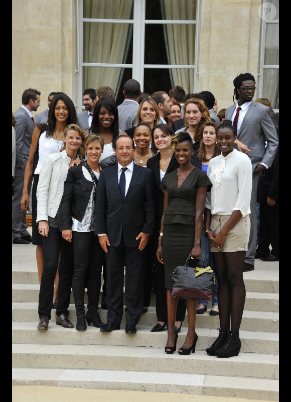 François Hollande et les basketteuses - Réception à l'Elysée des médaillés olympiques et paralympiques de Londres, le 17 septembre 2012.