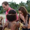 Kate Middleton a reçu des colliers de coquillages de jeunes femmes, seins nus, et n'a pu retenir un petit sourire en arrivant au village de Marau dans l'archipel des Iles Salomon le 17 septembre 2012