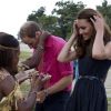 Kate Middleton affichait un petit sourire au moment de recevoir des colliers de coquillages de jeunes femmes, seins nus en arrivant au village de Marau dans l'archipel des Iles Salomon le 17 septembre 2012