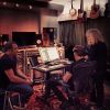Johnny Hallyday découvre le mixage de L'Attente entouré d'Yvan Cassar et Daran, à Los Angeles, septembre 2012.