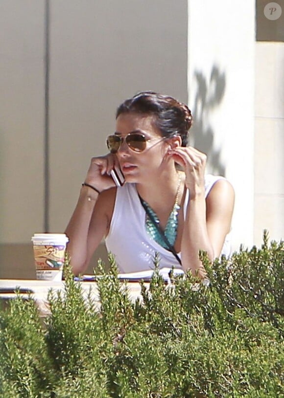 Eva Longoria en pleine conversation téléphonique à l'université de Northridge. Le 17 septembre 2012.