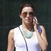 Eva Longoria, dossier et téléphone portable en mains, est surprise à l'université d'état de Californie. Northridge, le 17 septembre 2012.