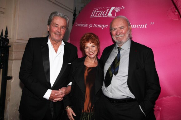 Alain Delon, Jean-Pierre Marielle et Agathe Natanson lors du gala de l'IFRAD au Cirque d'hiver à Paris le 18 septembre 2012