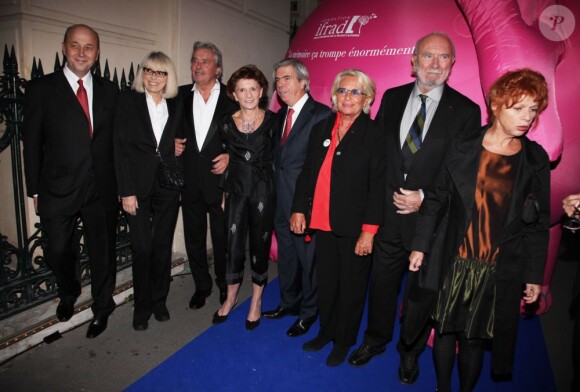 Mireille Darc, Alain Delon, Véronique de Villele, Jean-Pierre Marielle et Agathe Natanson lors du gala de l'IFRAD au Cirque d'hiver à Paris le 18 septembre 2012