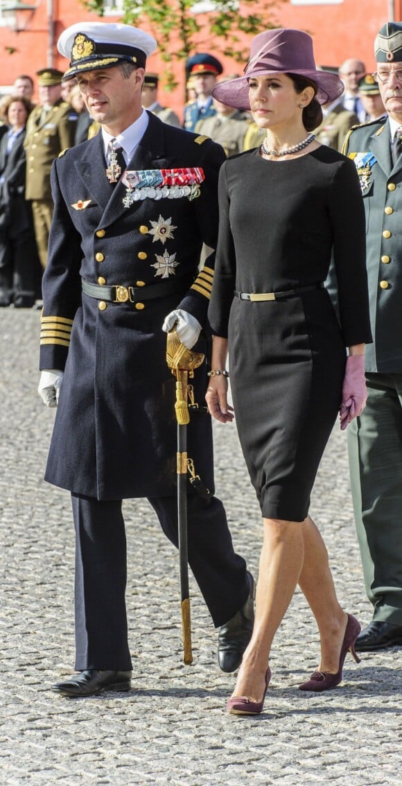 Le prince Frederik et sa femme la princesse Mary de Danemark présidaient le 5 septembre 2012 le Jour du drapeau danois, le Dannebrog, avec dépôt de gerbe, cérémonie commémorative et parade militaire.
