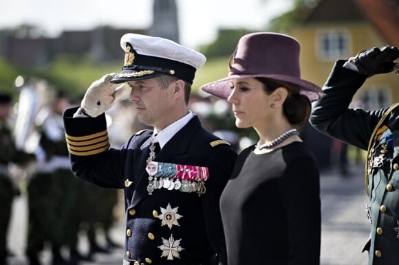 Le prince Frederik au garde à vous et la princesse Mary stoïque : le couple princier présidait le 5 septembre 2012 le Jour du drapeau danois, le Dannebrog, avec dépôt de gerbe, cérémonie commémorative et parade militaire.