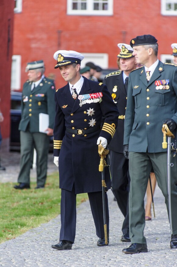 Le prince Frederik, en uniforme, présidait le 5 septembre 2012 le Jour du drapeau danois, le Dannebrog, avec dépôt de gerbe, cérémonie commémorative et parade militaire.