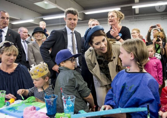 La princesse Mary et le prince Frederik de Danemark, ici dans un atelier de création artistique, étaient le 8 septembre 2012 en visite à Hinnerup et Hadsten pour les 150 ans de ces deux communes du centre du pays.