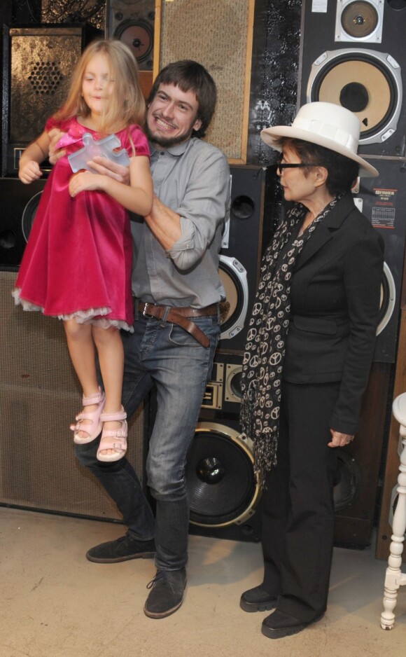 Pyotr Verzilov, époux de Nadejda Tolokonnikova, et sa fille Gera reçus par Yoko Ono à New York, le 21 septembre 2012. La veuve de Johnny Lennon vient d'attribuer aux Pussy Riot la bourse LennonOno pour la paix.