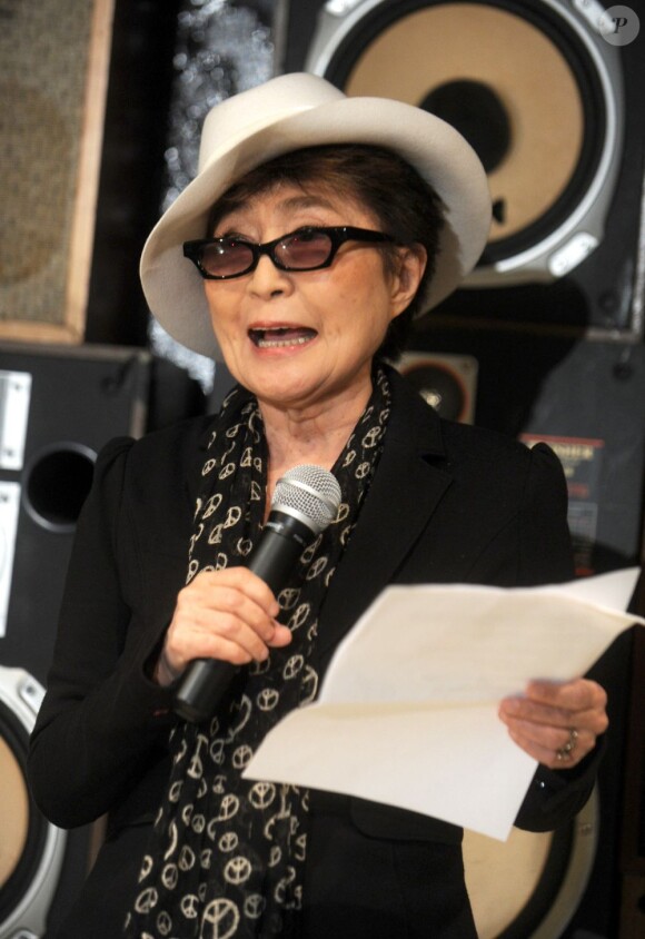 Yoko Ono remet la bourse LennonOno pour la paix aux Pussy Riot, à New York, le 21 septembre 2012.