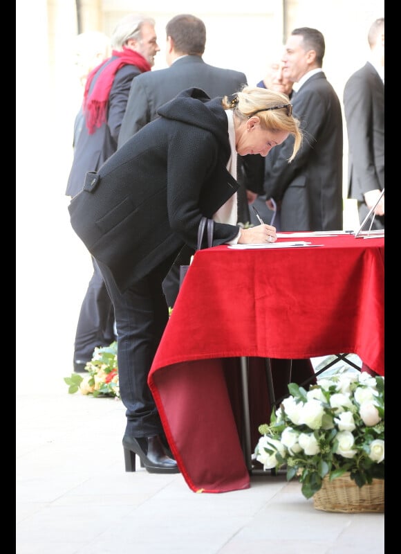 Marie-Anne Chazel lors des obsèques de Pierre Mondy, en l'église Saint Honoré d'Eylau, le 20 septembre 2012