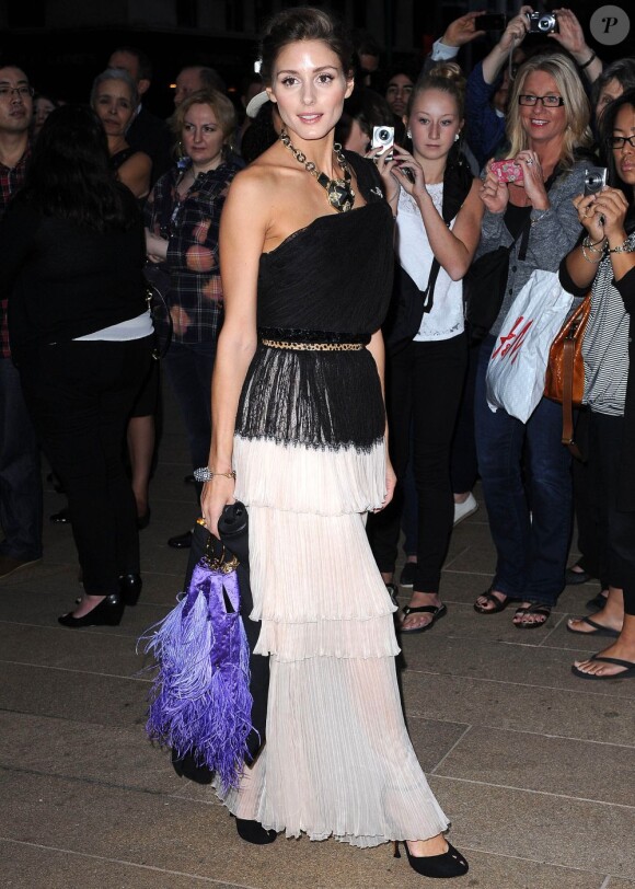 Olivia Palermo, habillée d'une robe Christian Dior et d'un sac Valentino, assiste au gala d'automne du New York City Ballet au David H. Koch Theater, célébrant le créateur italien. New York, le 20 septembre 2012.
