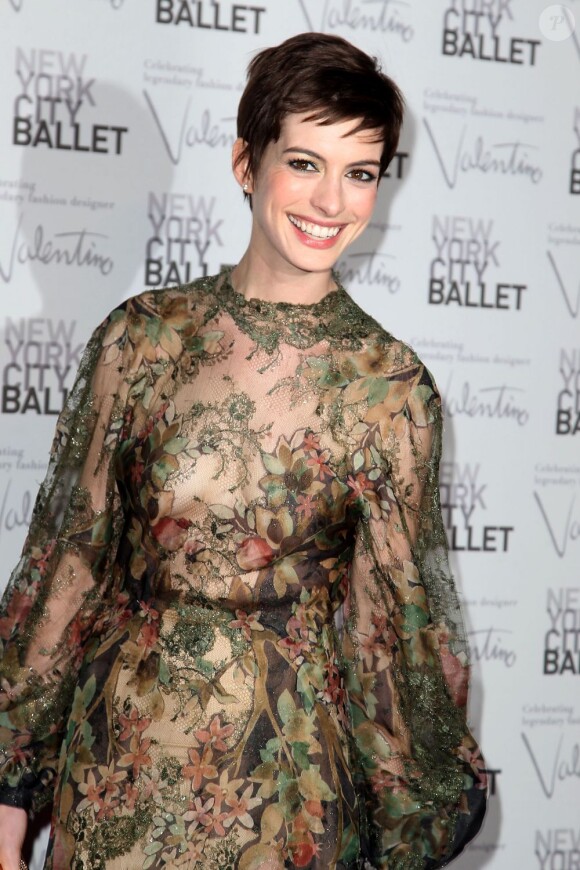 Anne Hathaway, ravissante au David H. Koch Theater, assiste au gala d'automne du New York City Ballet qui honore le créateur italien. New York, le 20 septembre 2012.