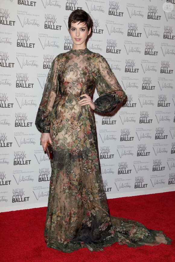 Anne Hathaway, habillée d'une robe Valentino haute couture, assiste au gala d'automne du New York City Ballet qui honore le créateur italien. New York, le 20 septembre 2012.