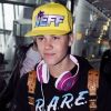 Justin Bieber à son arrivée à l'aéroport d'Heathrow à Londres le 23 avril, porte son sac à dos MCM couleur cognac.
