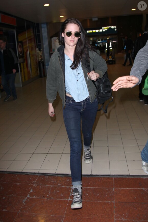 Kristen Stewart en jean-baskets Converse et sac à dos à l'aéroport Roissy Charles de Gaulle, le 29 février 2012.