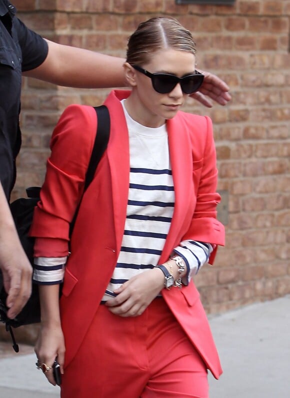 Même avec un charmant ensemble corail et une marinière, Mary-Kate Olsen, ici photographiée dans le quartier de TriBeCa à New York, porte son sac à dos.
