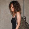 Rihanna en maxi-robe noire et sac à dos Fendi à l'aéroport de Los Angeles, le 23 janvier 2012.