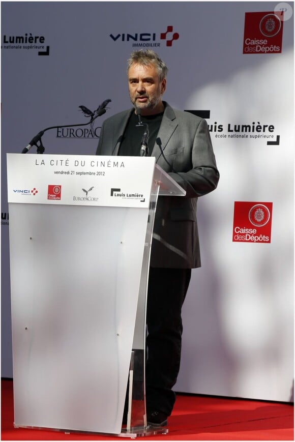 Luc Besson lors de la conférence de presse pour l'inauguration de la Cité du cinéma à Saint-Denis dans le 93 le 21 septembre 2012