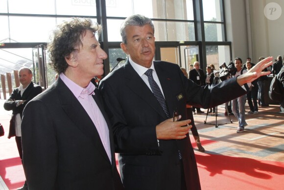 Jack Lang et Tarak Ben Ammar lors de la conférence de presse pour l'inauguration de la Cité du cinéma à Saint-Denis dans le 93 le 21 septembre 2012