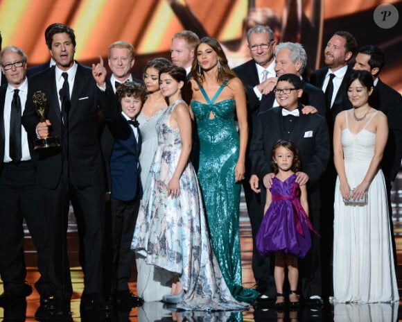 Toute l'équipe de Modern Family lors de la 64e cérémonie des Emmy Awards, à Los Angeles, le 23 septembre 2012