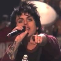 Billie Joe Armstrong de Green Day explose sa guitare sur scène et file en rehab