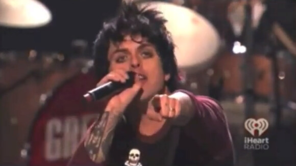 Billie Joe Armstrong de Green Day explose sa guitare sur scène et file en rehab