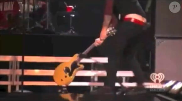 Billie Joe Armstrong de Green Day devient fou de rage au iHeartRadio Music Festival à Las Vegas le 21 septembre 2012