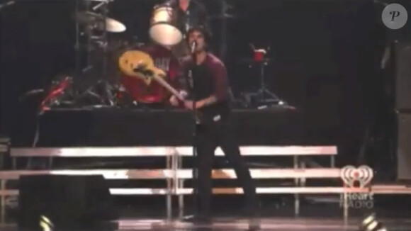 Très énervé, Billie Joe Armstrong de Green Day devient fou de rage au iHeartRadio Music Festival à Las Vegas le 21 septembre 2012
