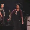Billie Joe Armstrong de Green Day brise sa guitare au iHeartRadio Music Festival à Las Vegas le 21 septembre 2012