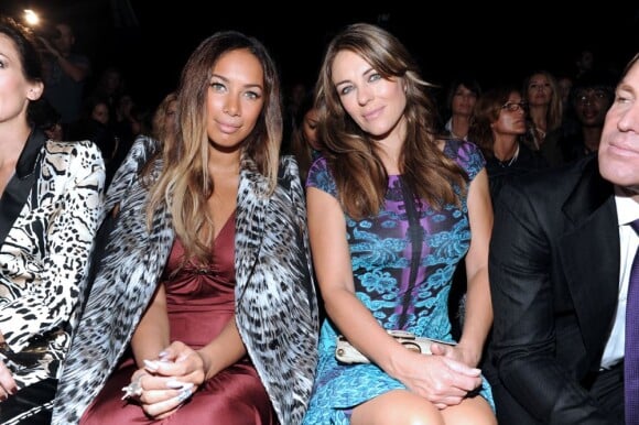 Leona Lewis et Elizabeth Hurley illuminent le premier rang du défilé Roberto Cavalli printemps-été 2013 lors de la fashion week de Milan. Le 24 septembre 2012.
