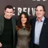Salma Hayek entourée de John Travolta et du réalisateur Oliver Stone à Rome pour présenter le film Savages, le 25 septembre 2012.